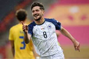 Cơn lốc hiệp một giúp Bosnia thắng kịch tính Romania trong trận cầu sáu bàn tại Nations League