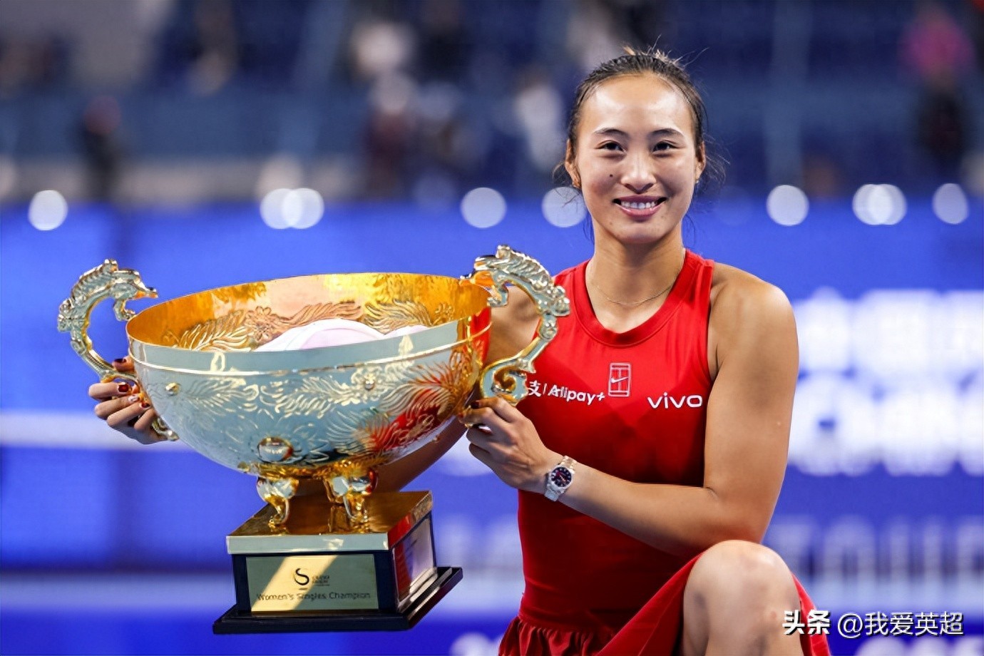 Sau khi vô địch China Open, Zheng Qinwen đã hai lần rơi nước mắt. Cô bày tỏ: “Tuần qua tôi đã phải chịu quá nhiều áp lực, trước trận chung kết tôi còn nôn liên tục.”