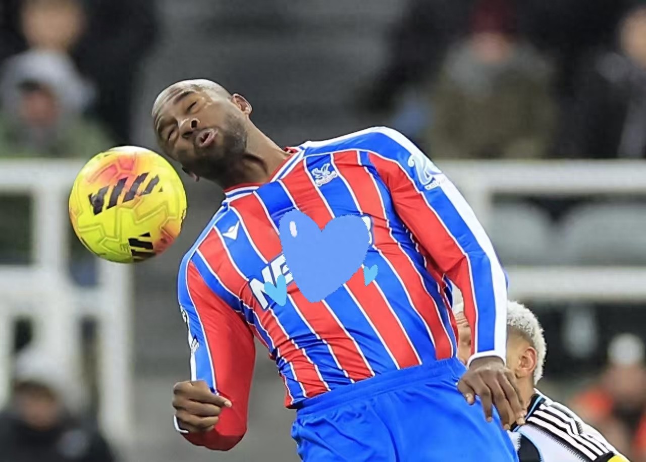 Crystal Palace không còn hy vọng? Đội trưởng bị chèo kéo, huấn luyện viên trong buổi họp báo hét lên muốn rời đội, tiền đạo số một cũng sắp bị bán đi