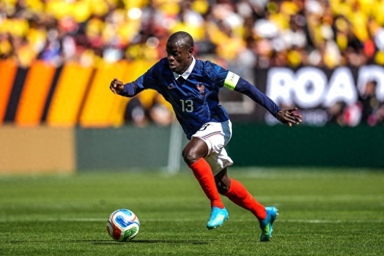 Sau khi trở về từ Saudi Arabia, anh vẫn là một hiệp sĩ trên sân cỏ! 35 tuổi, Kanté trở thành đội trưởng Pháp, đánh bại đối thủ mạnh và có 6 pha cướp bóng.