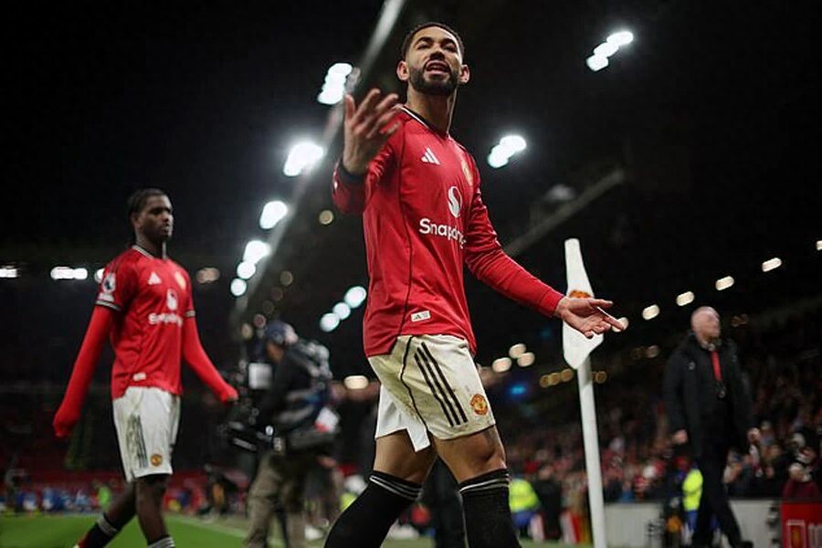 Cunia gây tranh cãi khi giơ tay trước người hâm mộ Man United! Zirkzee xin rời đội, Man United cân nhắc Mateta