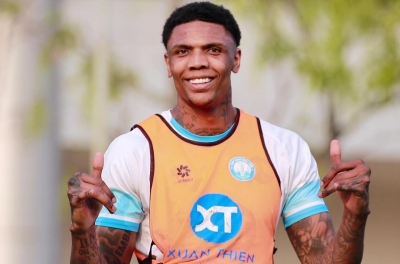 Tiền đạo cao nhất thế giới bị gạch tên khỏi V.League