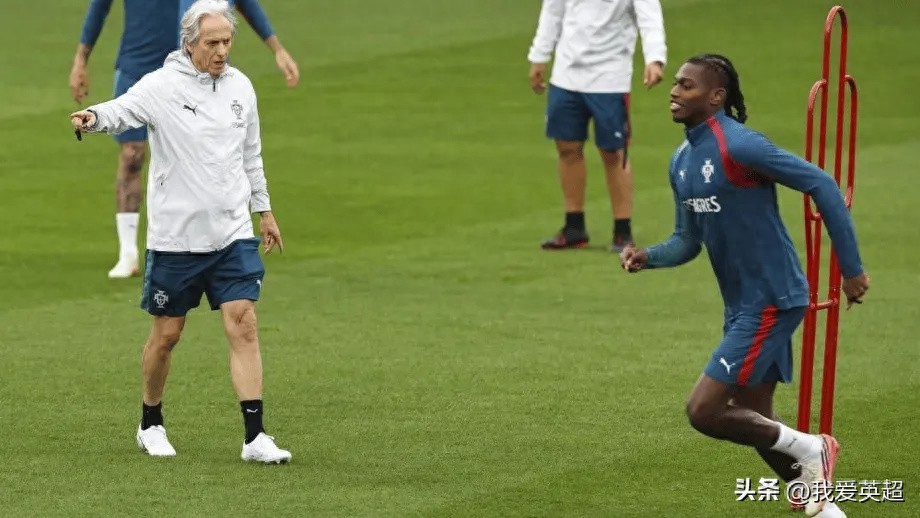 Chưa đầy 1 ngày sau khi Ronaldo rời đội tuyển, cầu thủ chạy cánh trị giá 40 triệu euro chính thức nhận áo số 7 của Bồ Đào Nha và vấp phải nghi ngờ: đây là điều đã được lên kế hoạch từ trước.