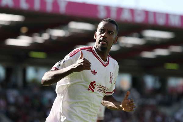 Isak cùng Gakpo dính chấn thương nhưng Jacquet đã trở lại trước cuộc đối đầu Man City.