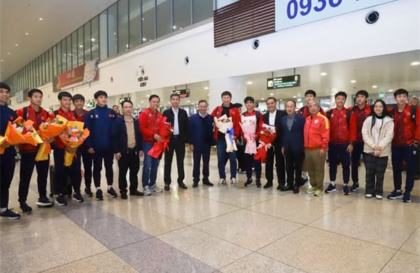Lãnh đạo Cục Thể dục thể thao đón đội tuyển U23 Việt Nam tại sân bay quốc tế Nội Bài