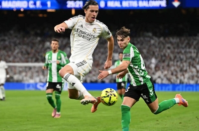 Vinicius ghi bàn, Real Madrid vẫn lỡ cơ hội áp sát Barca