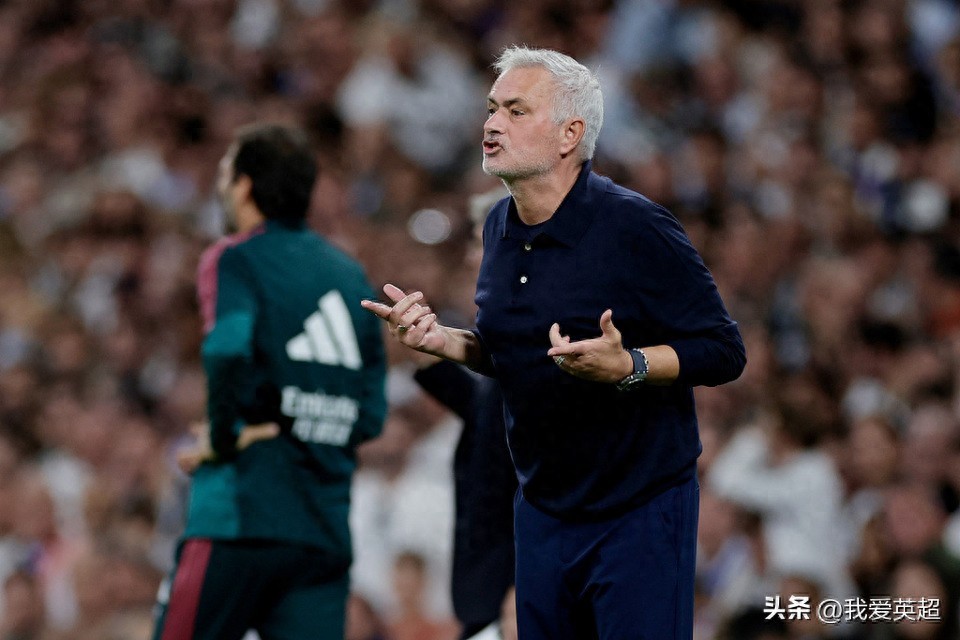 Bất bình vì cậu học trò cưng bị thẻ đỏ, HLV 63 tuổi Mourinho từ chối họp báo để phản đối, vừa tránh bị phạt vì lời nói vừa không bỏ lỡ trận gặp Barca.