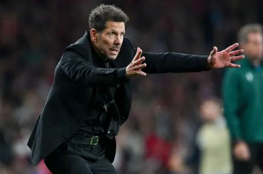 Hụt vé chung kết, HLV Simeone nổi nóng va chạm với sếp lớn Arsenal