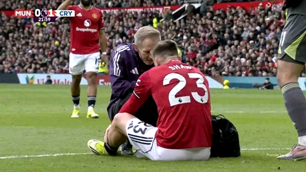 Manchester United thắng trận nhưng một trụ cột lại nghi ngờ chấn thương nặng, Maguire cũng rời sân vì chấn thương! Carrick nói cả hai chỉ cảm thấy không khỏe