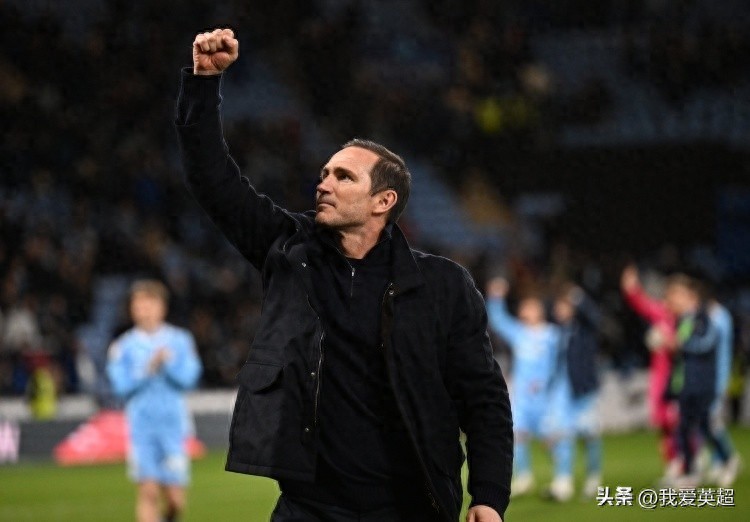 1-0! Lampard 48 tuổi ăn mừng với 3 cú đấm, dẫn dắt tân binh giành chiến thắng đầu tiên tại Premier League sau gần 25 năm, chấm dứt chuỗi 4 trận thua.