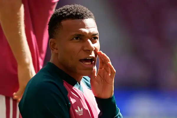 Mbappe vắng mặt trong buổi tập của đội tuyển Pháp vì bệnh trước trận ra quân của Zidane