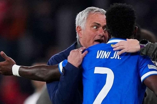 Jose Mourinho chỉ trích Vinicius: 'Sao không ăn mừng như Pele đi'