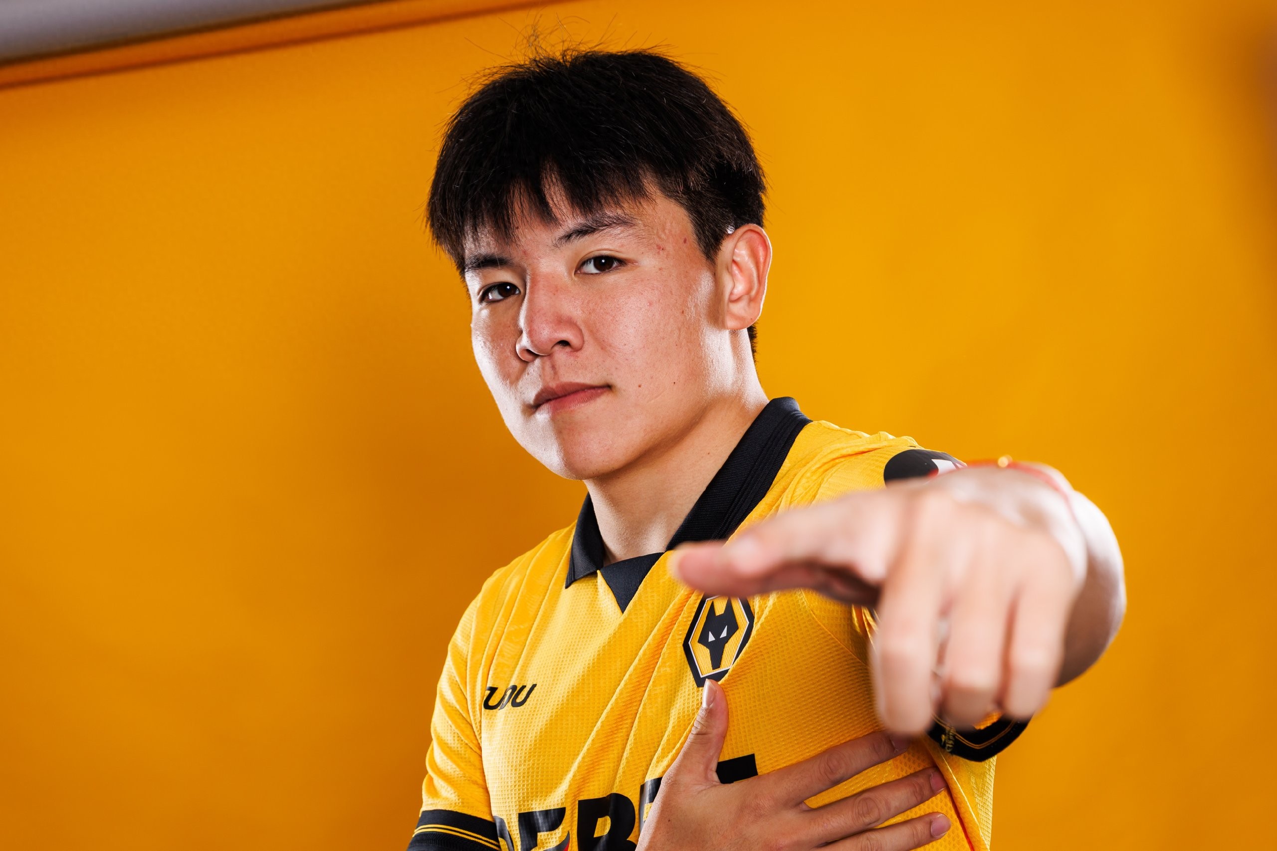Đội trưởng U23 đội tuyển quốc gia gia nhập Wolves và sẽ được cho mượn tại Barnsley ở giải Hạng Nhất Anh, đối đầu với nhiều đội từng thi đấu ở Ngoại hạng Anh.