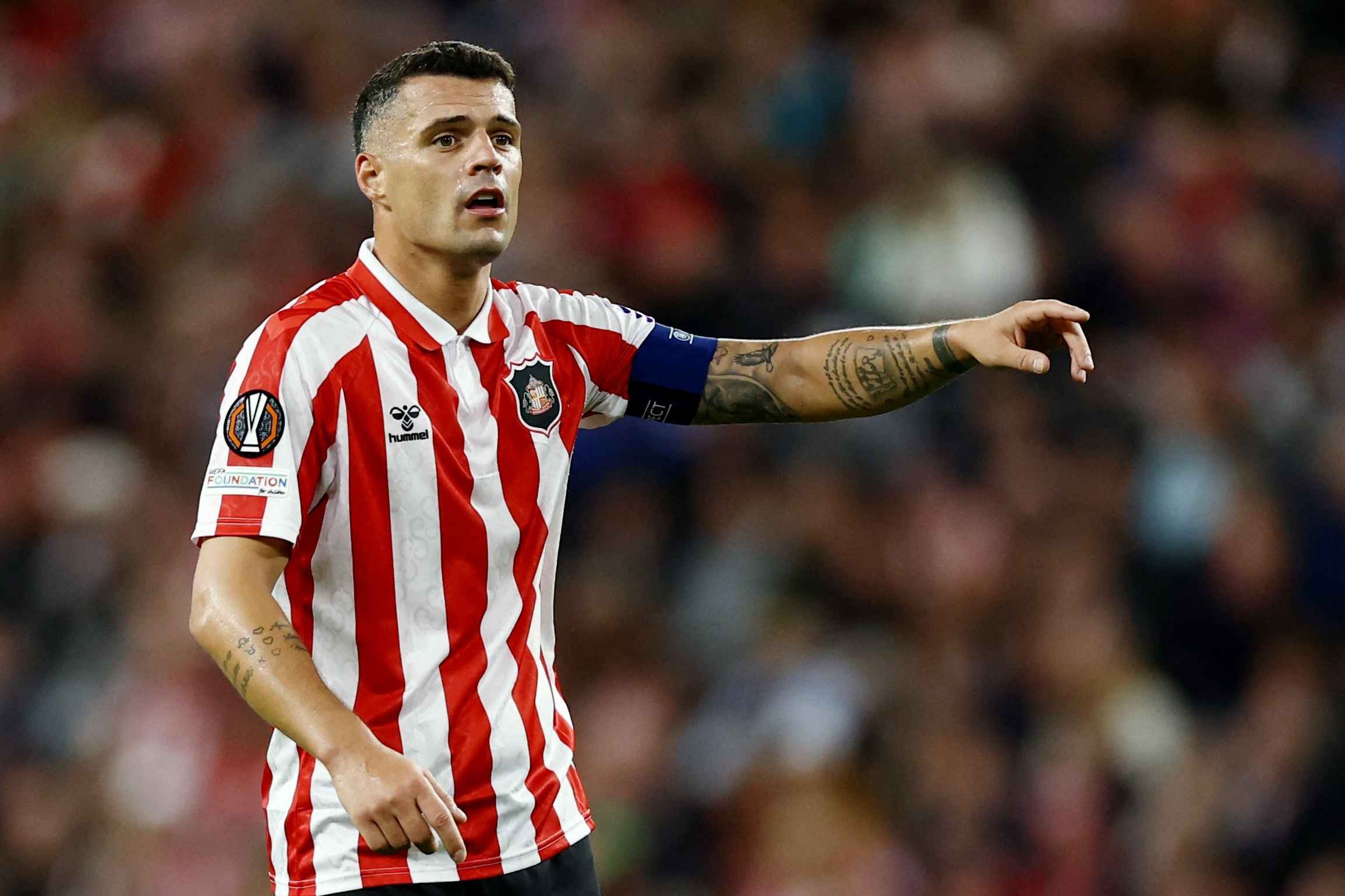 Đội trưởng Thụy Sĩ Granit Xhaka bị loại vì chứng chỉ COVID giả