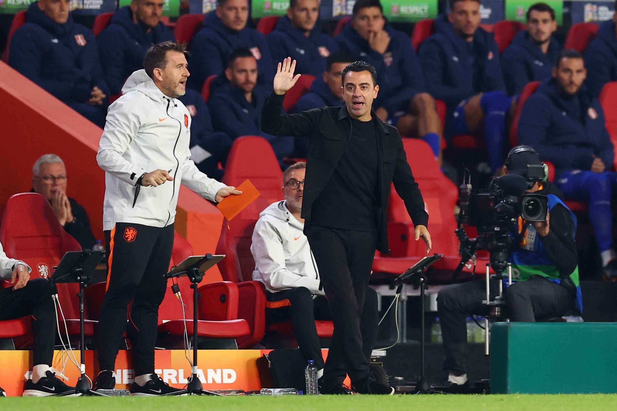 HLV Xavi của Hà Lan yêu cầu cải thiện 'ở mọi phương diện' dù khởi đầu bất bại