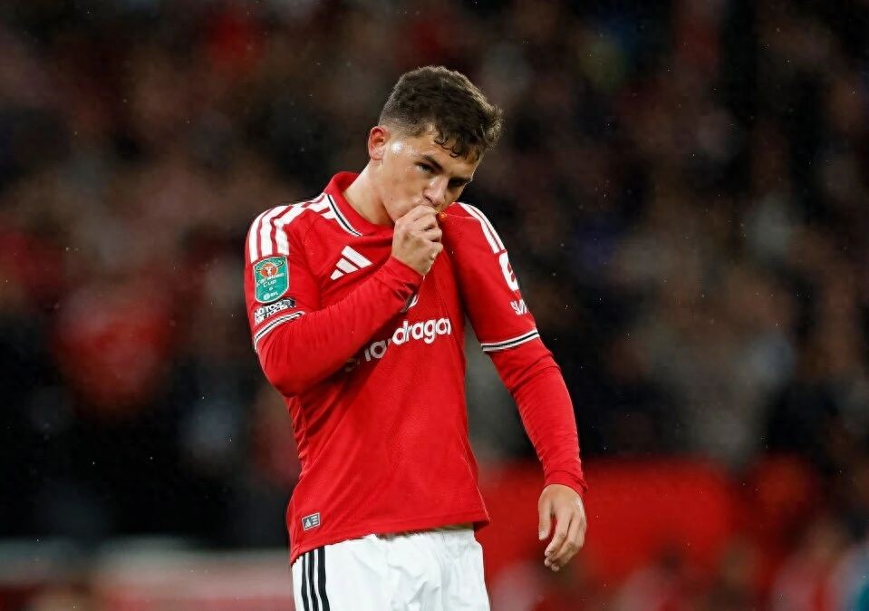 Manchester United thua 2-3, dẫn trước 2 bàn trên sân nhà bị lội ngược dòng tạo nên nỗi nhục 50 năm! Carrick và các học trò bị la ó và chửi rủa