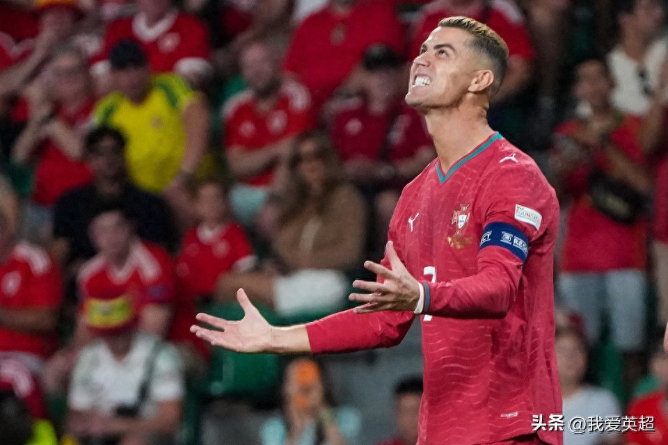 Sau 4 ngày cuối cùng cũng chịu thua? Rò rỉ HLV Bồ Đào Nha sẽ công khai xin lỗi Ronaldo sau trận đấu vòng này, nghi bị Thủ tướng gây áp lực.