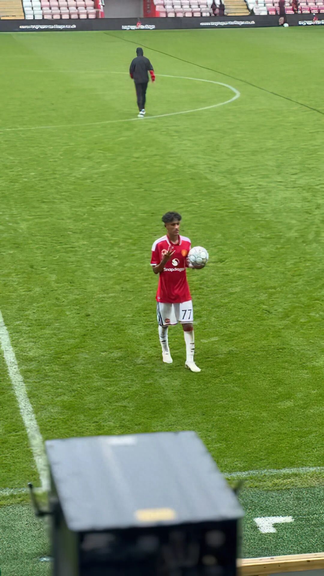 Cậu bé 15 tuổi của Manchester United lập hat-trick, hướng đến màn ra mắt đội một. Có thể trở thành người kế thừa B费, nếu không được trọng dụng có thể ra đi.