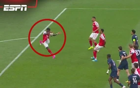 Vì sao Arsenal không bị thổi phạt đền dù Saka chạm tay rõ ràng?
