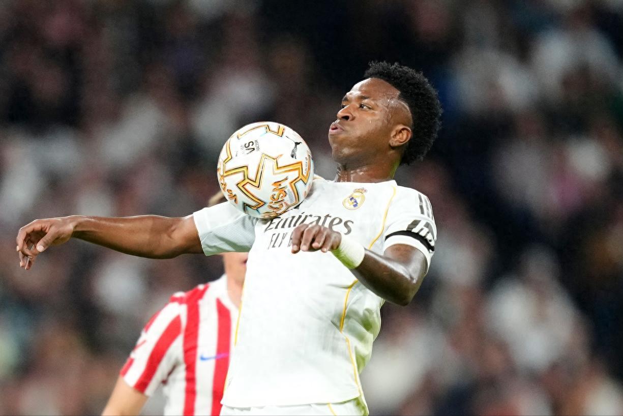 Vinicius ghi hai bàn liên tiếp, Real Madrid 10 người lội ngược dòng 3-2 đánh bại Atletico, Valverde nhận thẻ đỏ trực tiếp