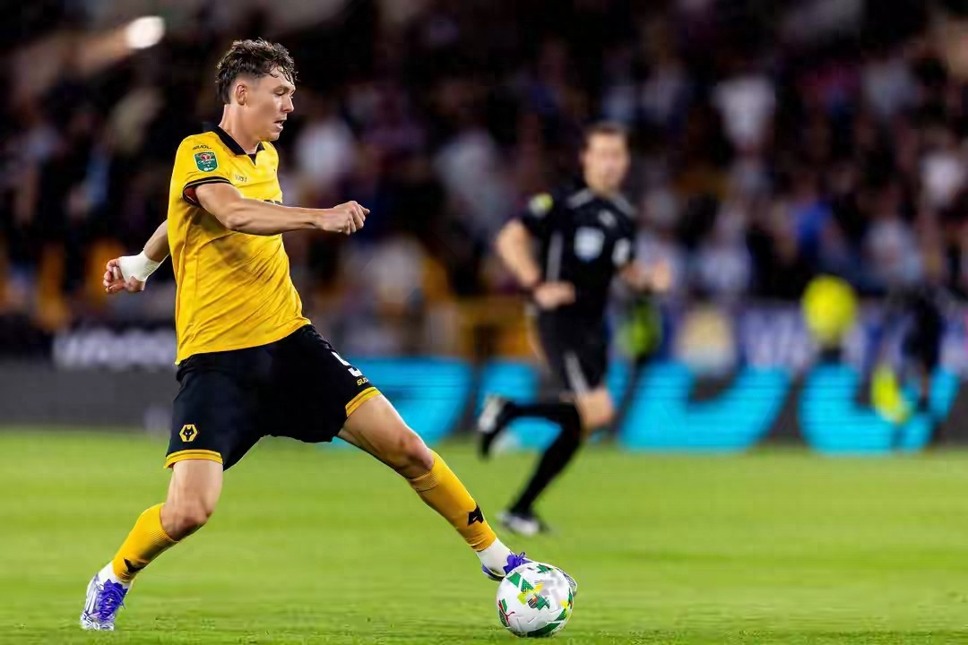 Đội bóng đứng áp chót Ngoại hạng Anh đã bán tiền đạo chủ lực với giá 50 triệu bảng, mùa này chỉ ghi được 1 bàn sau 21 trận đấu.