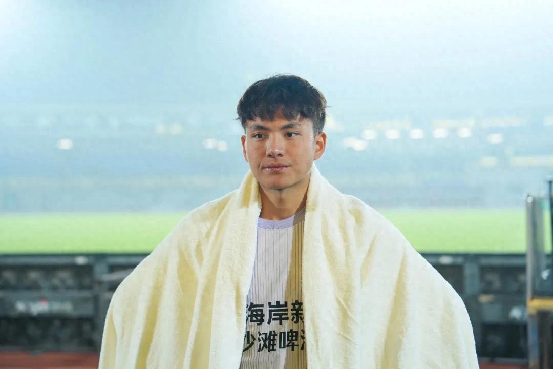 Trở lại sau khi hồi phục chấn thương với 5 pha cản phá, Lý Hạo giúp West Coast 10 người giữ vững 1 điểm