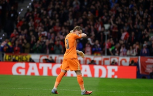 Thủ môn bị thay ra chỉ sau 17 phút ở vòng 1/8 Champions League vì mắc lỗi liên tiếp