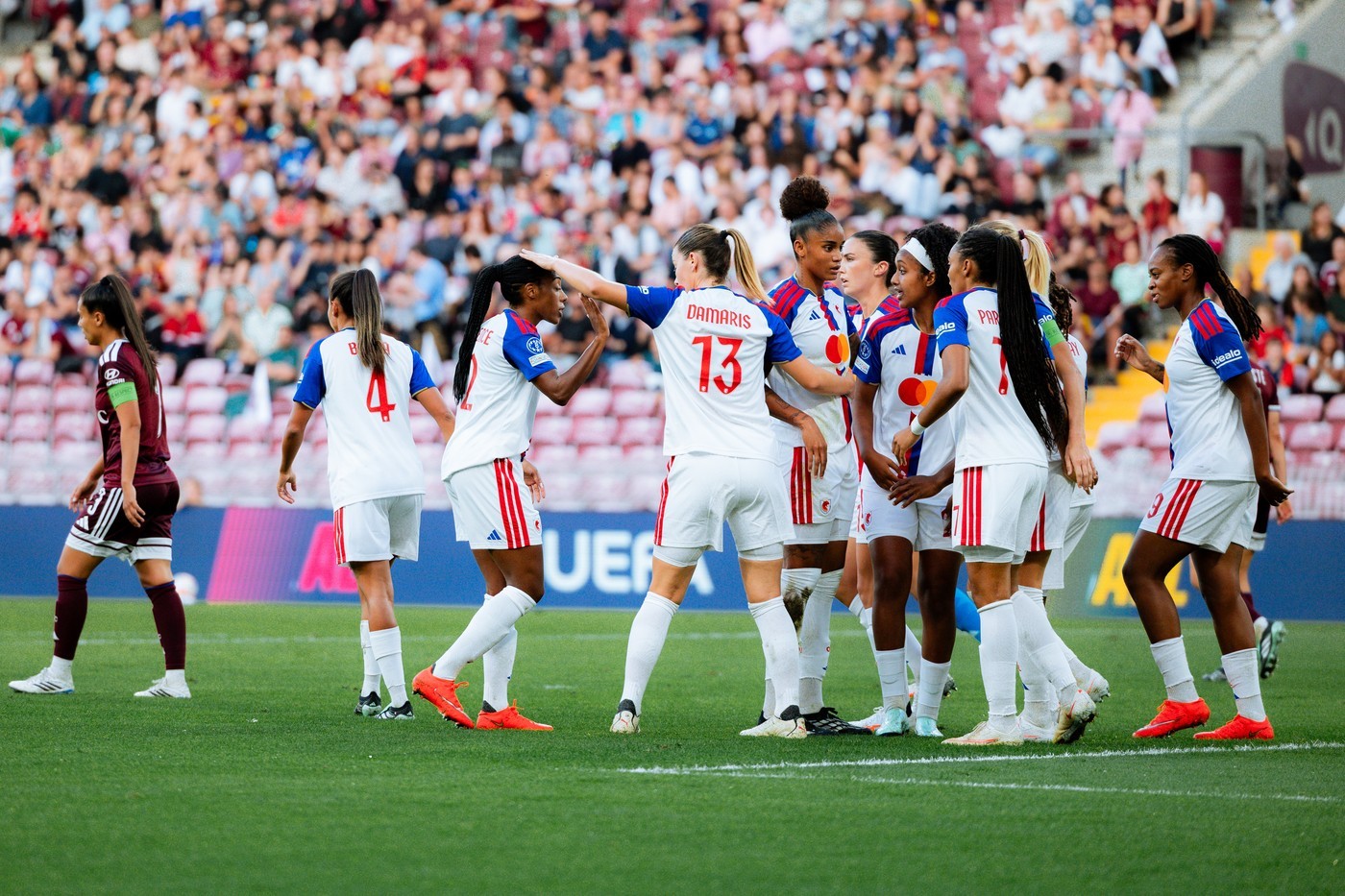 Arsenal thoát hiểm, OL Lyonnes ghi tám bàn: Thống kê vòng 1 UEFA Women's Champions League