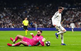 Thủ môn của các đội bóng Anh liên tục 'tấu hài' ở Champions League