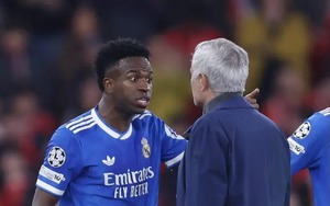 Huyền thoại MU bất ngờ lên tiếng bảo vệ Mourinho giữa lùm xùm Vinicius bị phân biệt chủng tộc
