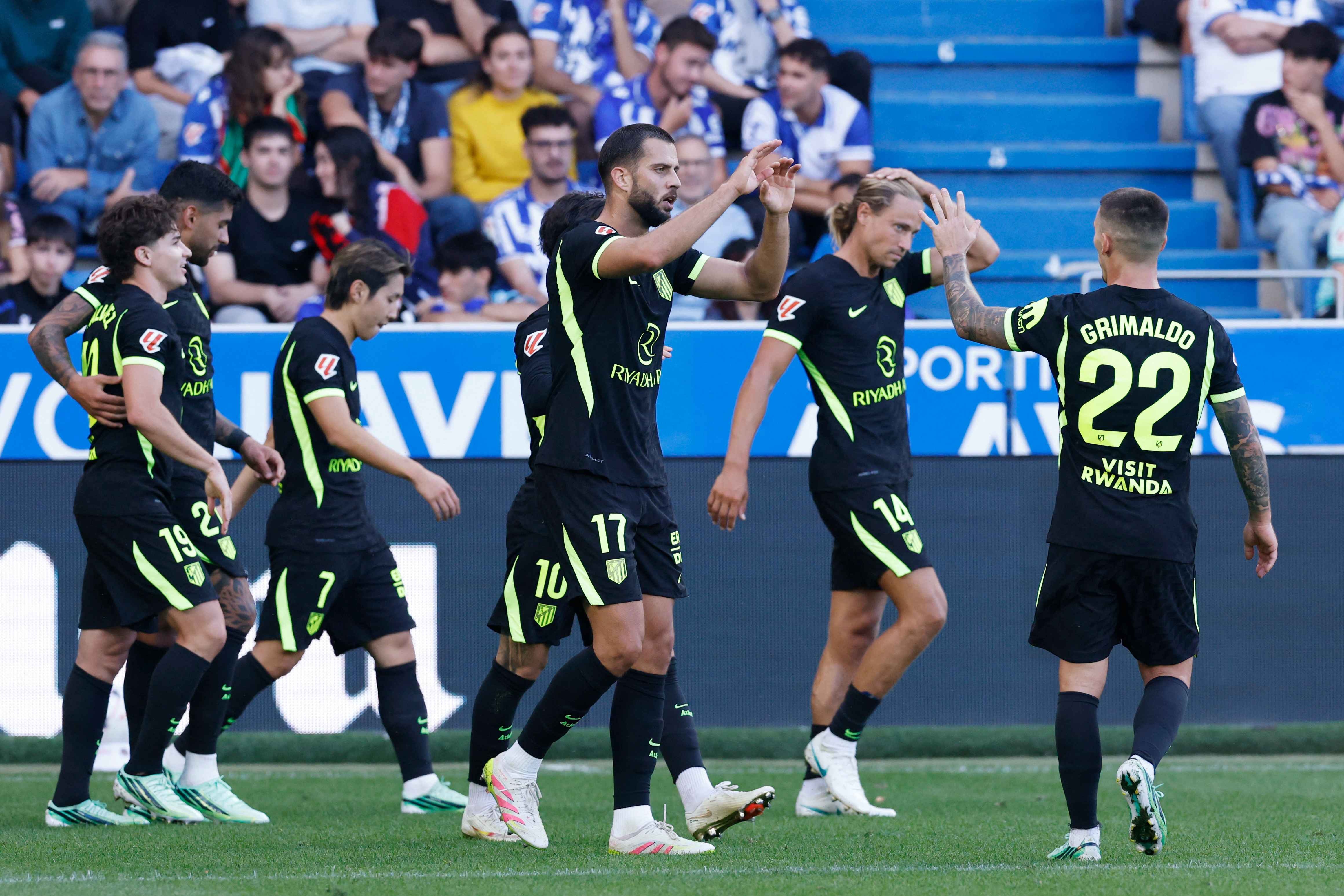 Romero ghi bàn muộn giúp Atleti đánh bại Alaves với 10 người để nối dài chuỗi chiến thắng