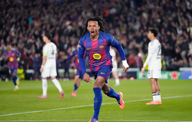 Hậu vệ lập cú đúp, Barca thắng ngược tại Champions League