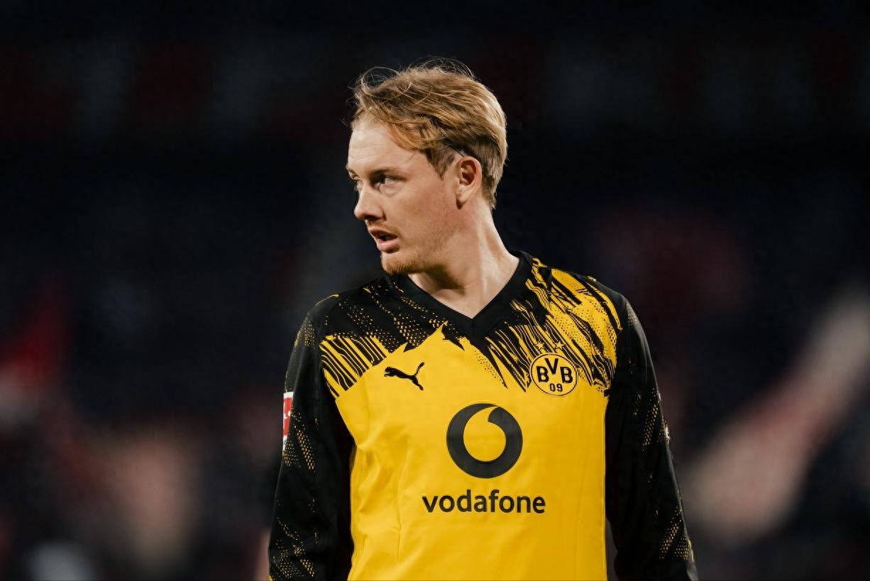 29 tuổi tiền vệ tấn công Brandt của Dortmund sẽ rời đội khi hợp đồng kết thúc vào mùa hè này, Barcelona và Arsenal quan tâm