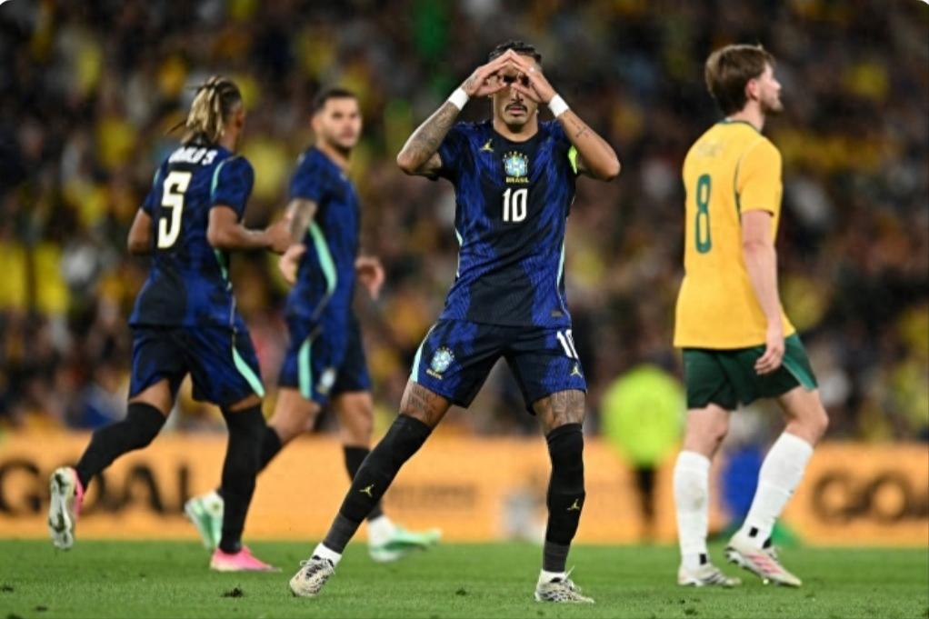 Brazil thắng vất vả 4-2 trước Australia, Raphinha ghi bàn trên chấm phạt đền rồi rời sân vì chấn thương.