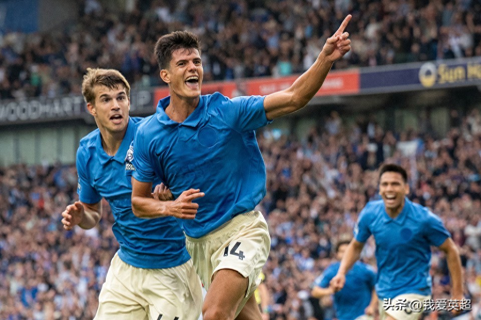 33 tuổi HLV trẻ tạo nên đội đen tối số 1! 5 vòng ghi 16 bàn + đánh bại Manchester United và Arsenal, 3 năm liên tiếp lật đổ nhà ĐKVĐ