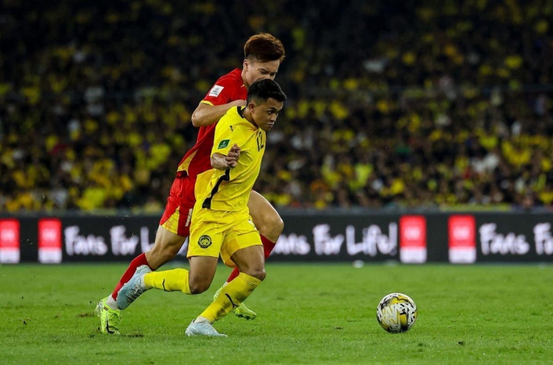 Sao ĐT Malaysia vượt cầu thủ Man City, lọt top thế giới gây sốt