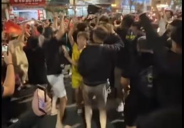 Hình ảnh CĐV Malaysia ăn mừng chiến thắng cùng CĐV Việt Nam gây sốt