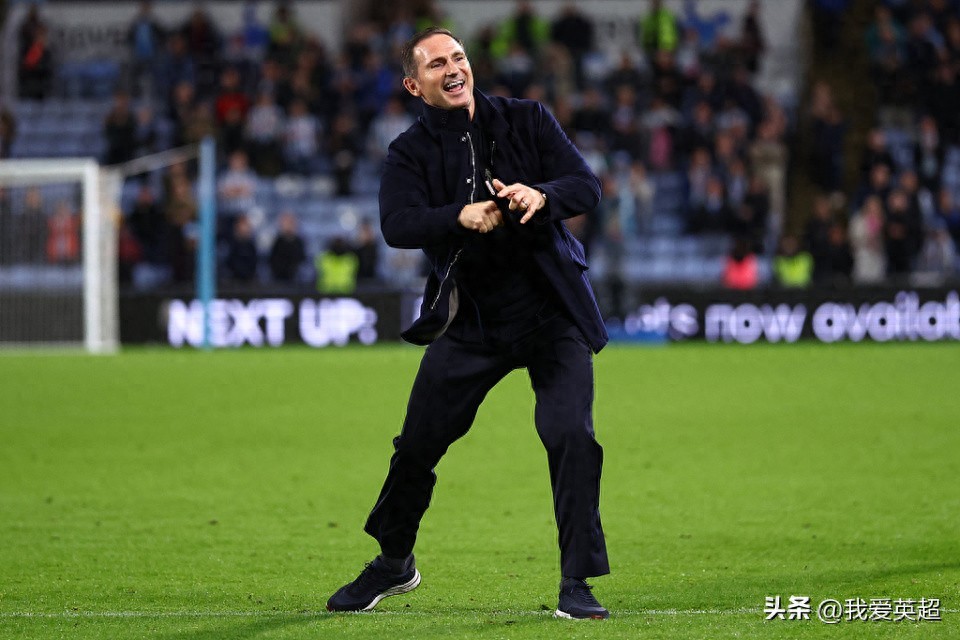4-1! Lampard 48 tuổi phấn khích vung nắm đấm, đưa đội tân binh từ 4 trận thua liên tiếp đến 2 trận thắng liên tiếp, điểm số bắt kịp Man United.