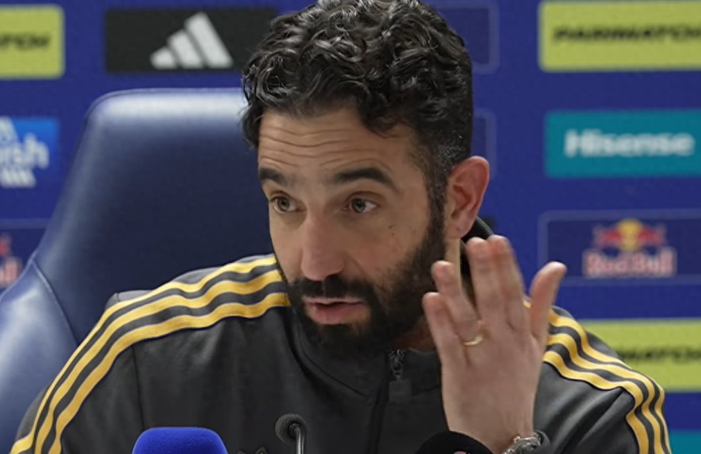 Ám chỉ việc nhận tiền bồi thường hợp đồng, Man United liên tiếp hòa các đội trụ hạng, Amorrin khẳng định mình không phải là HLV mà là giám đốc