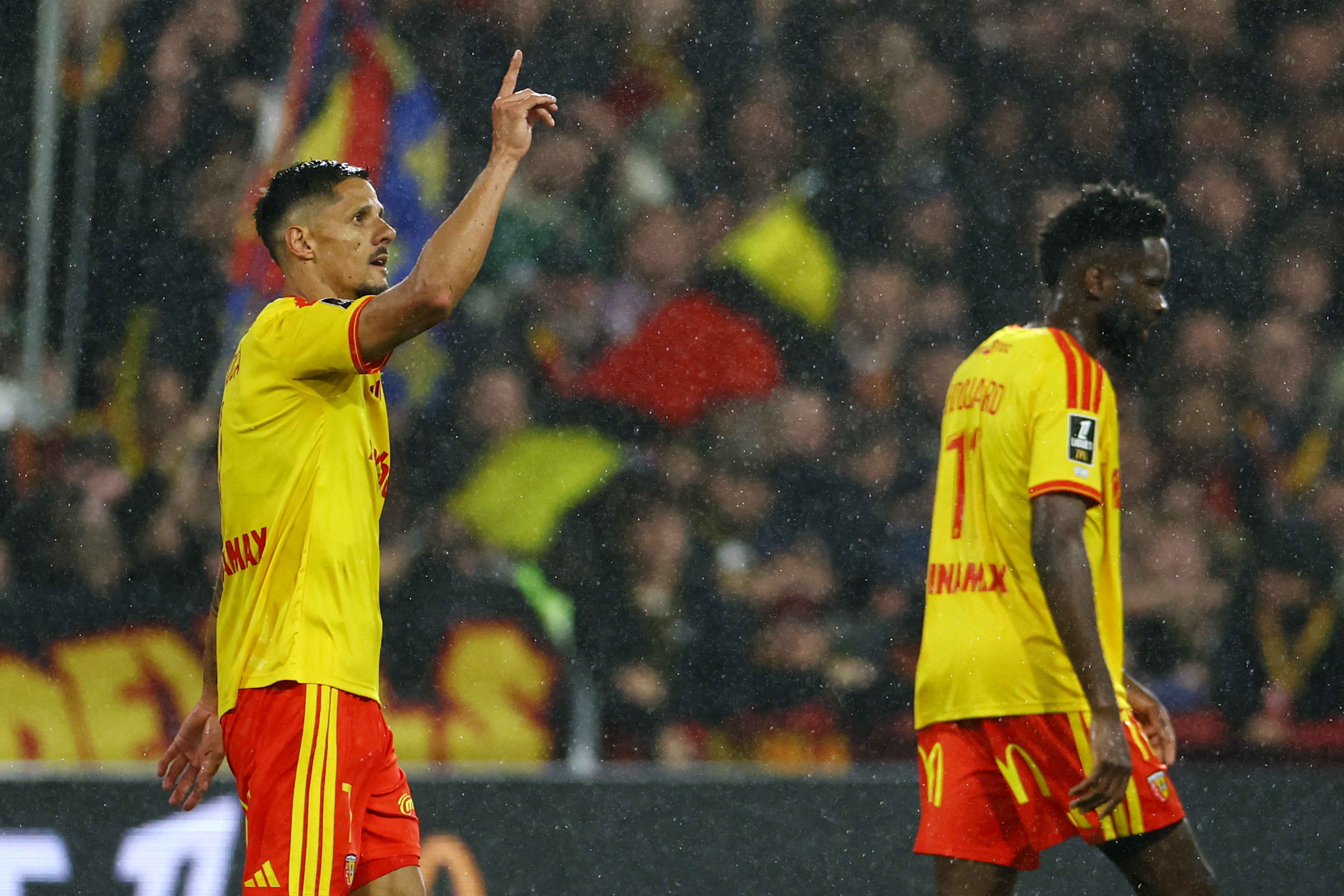 Lens thi đấu với 10 người và bảo toàn thành quả để khiến Lyon nếm trận thua đầu tiên tại Ligue 1 mùa này.