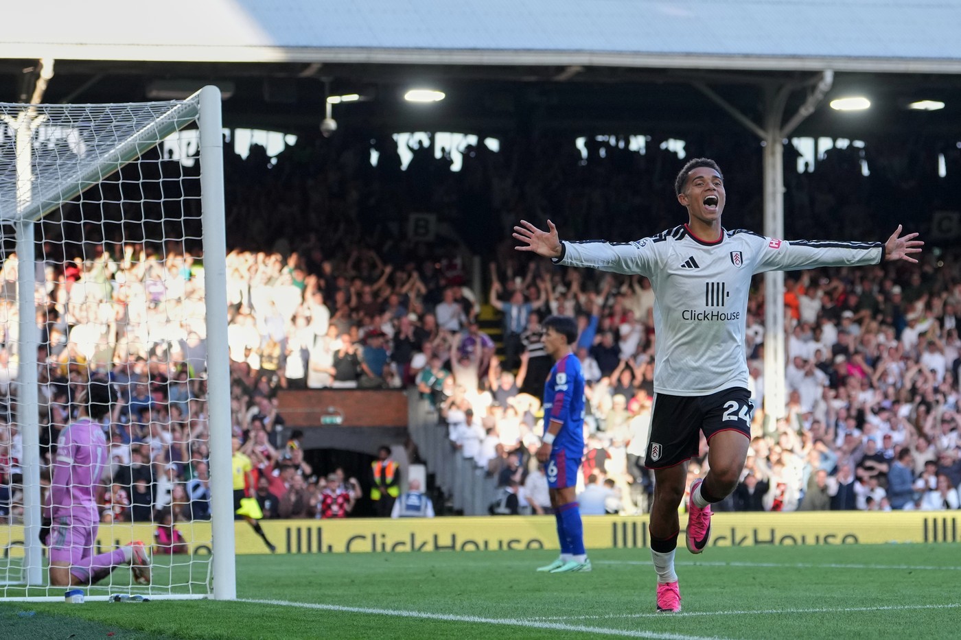 Arsenal sẽ có được gì nếu chiêu mộ Josh King từ Fulham, đội bóng cùng chơi tại Ngoại hạng Anh?