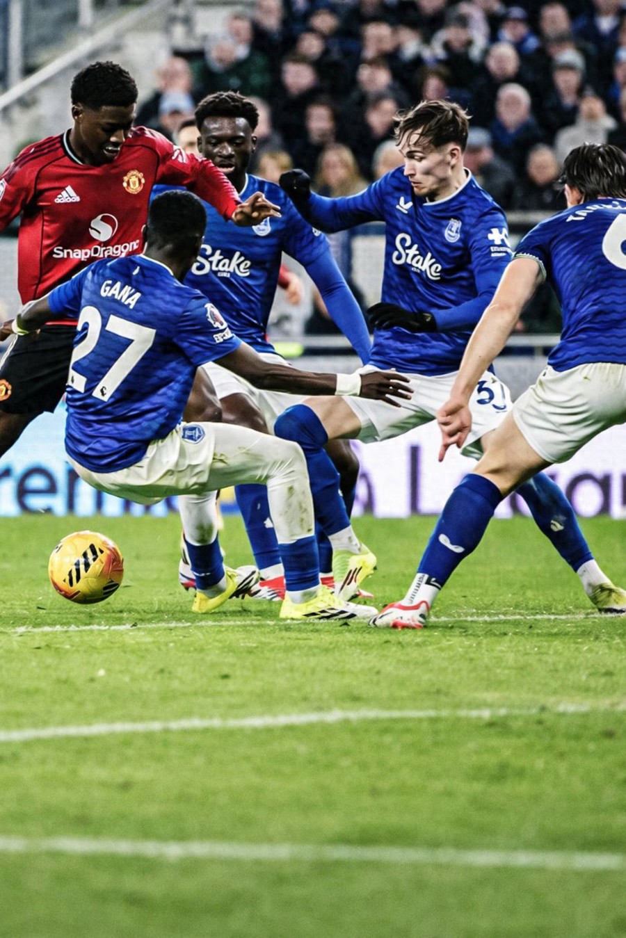 Man United chưa thương lượng tăng lương và gia hạn với ngôi sao mới! Trước tiên giữ chân Maguire, đồng đội trẻ vẫn cần cố gắng hơn
