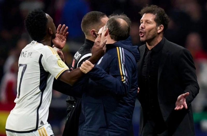 Simeone lên tiếng sau màn khiêu khích Vinicius gây bão Madrid