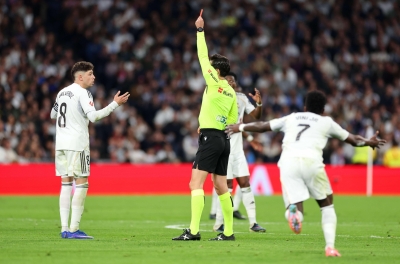 Học trò nhận thẻ đỏ, HLV Real Madrid khen ngợi trọng tài