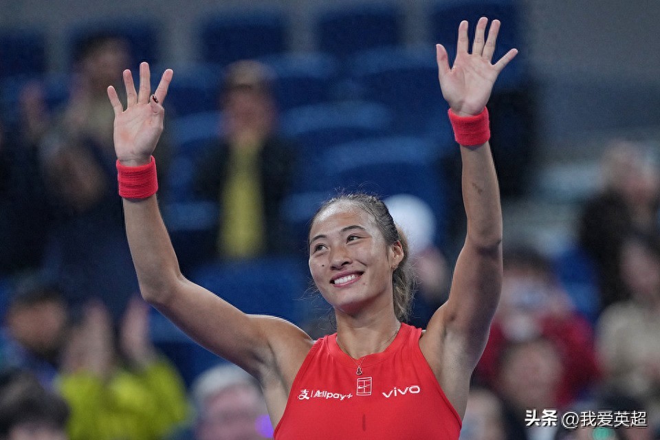Cảm động quá! Khán giả China Open đã mừng sinh nhật Zheng Qinwen ngay trên sân, nữ hoàng đáp lại bằng động tác thả tim: Chưa sẵn sàng bước sang tuổi 24.