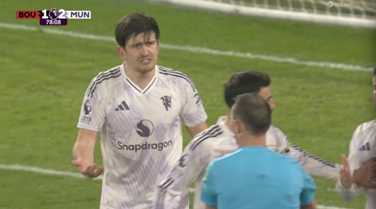 Maguire bị FA cáo buộc, có thể bị cấm thi đấu thêm và không thể đấu với Chelsea! Sau khi nhận thẻ đỏ, anh đã mắng trọng tài thứ tư