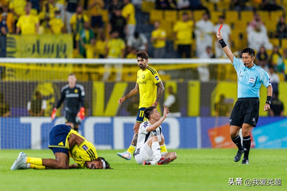 Mã Ninh gây chú ý tại AFC Champions League! Rút 1 thẻ đỏ, 4 thẻ vàng và từ chối bàn thắng chính xác dù chịu sức ép: 3 lần bỏ qua pha ngã của Ronaldo.