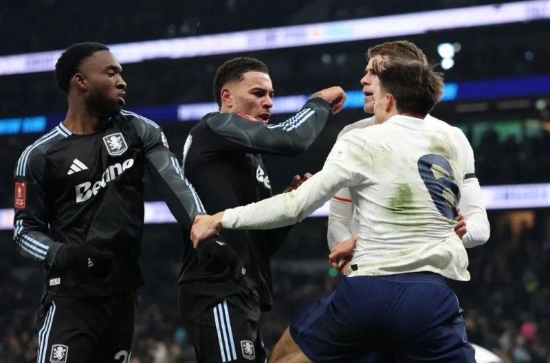 Aston Villa loại Tottenham, ghế HLV Frank lung lay dữ dội