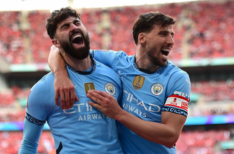 'Hòn đá tảng' của Man City gãy chân, Pep gặp khủng hoảng