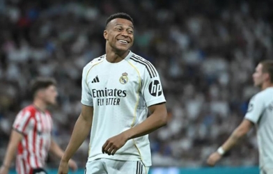 Kimpembe đã rời PSG vẫn nâng Cúp C1, Mbappe còn trắng tay